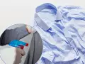 Ręka w rękawiczce spryskuje pogniecioną błękitną koszulę. Nawet woda nie chce jej wyprasować.