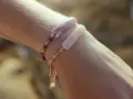 Dwie delikatne, handmade bransoletki z kamieni naturalnych: ametystu i kwarcu różowego, ozdobione złotymi kuleczkami.