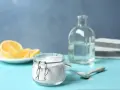 Soda oczyszczona, cytryny i ocet - naturalne sposoby, jak usunąć plamę z oleju spożywczego.