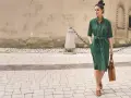 Elegancka zielona sukienka to idealna odpowiedź na pytanie, jak się ubrać na wesele w upał. Wygodna i stylowa.