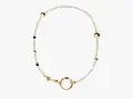 Elegancki naszyjnik perły z złotymi kulkami i czarnymi akcentami, ozdobiony zawieszką w kształcie koła.