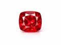 Czerwony, fasetowany **spinel** o szlifie brylantowym, odbijający światło.