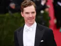 Benedict Cumberbatch w czarnym fraku i białej muszce, idealnie wpisujący się w dress code white tie.