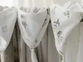 Trzy białe otulacze z muślinu, ozdobione delikatnymi wzorami zwierząt i kwiatów. Idealne dla maluszka, bo muślin co to? To lekka, oddychająca tkanina.