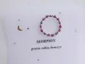 Pierścionek z granatu, rubinu i hematytu – talizman dla Skorpiona. Gwiazdki i księżyc dodają mu magicznego blasku.