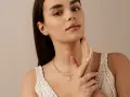 Delikatny naszyjnik z zawieszką w kształcie słońca, który pięknie podkreśla co oznacza choker na szyi.