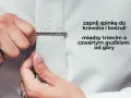 Mężczyzna zapina spinkę do krawata i koszuli między trzecim a czwartym guzikiem od góry. Elegancki sposób na noszenie krawata.