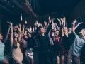 Szalone tańce i konfetti! Tak się ubrać na półmetek, by bawić się do białego rana.