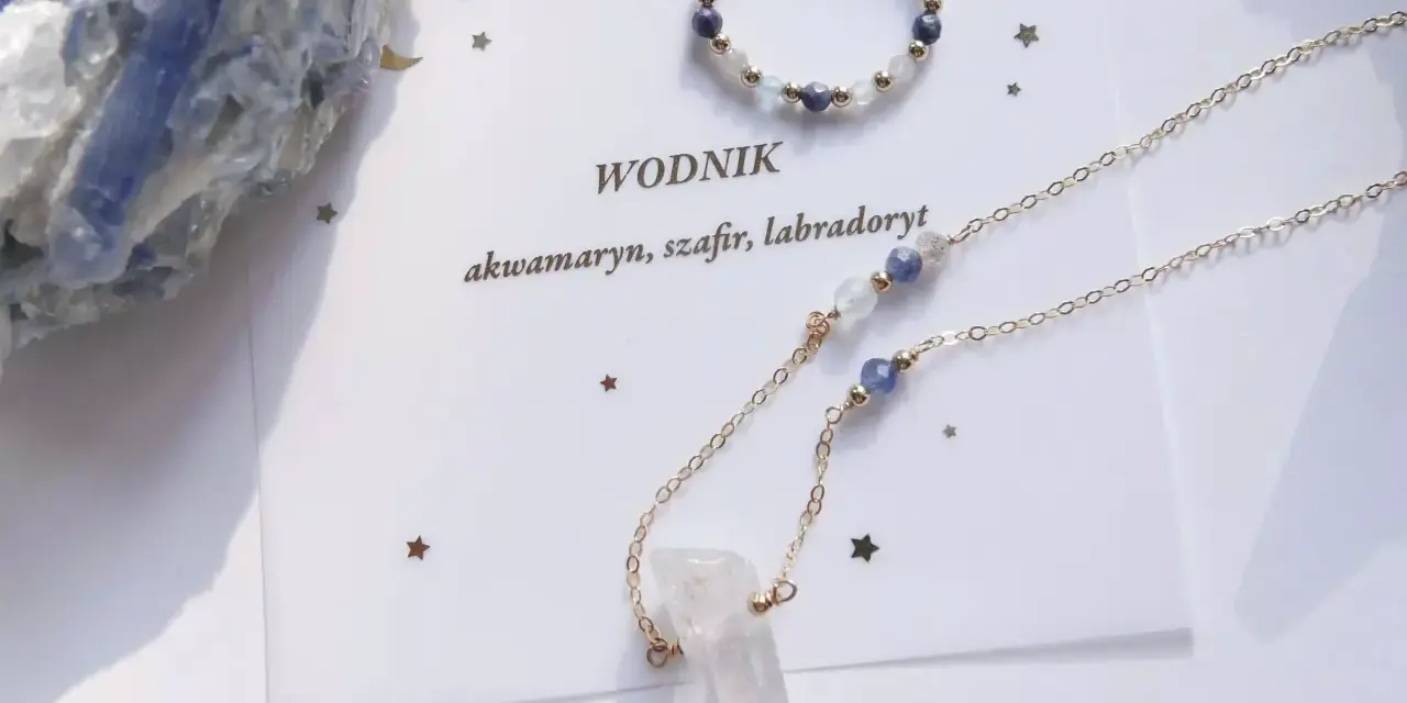 Delikatna biżuteria dla Wodnika: naszyjnik z kryształem górskim i pierścionek z akwamarynem, szafirem, labradorytem.