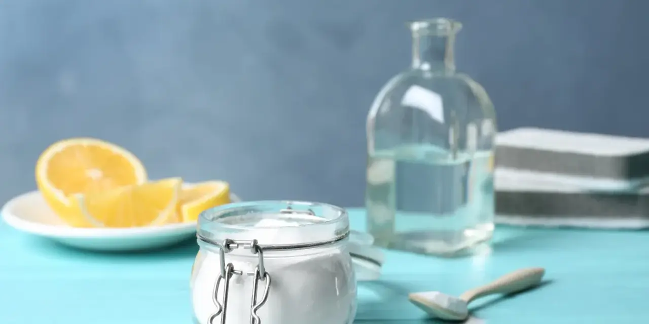 Soda oczyszczona, cytryny i ocet - naturalne sposoby, jak usunąć plamę z oleju spożywczego.