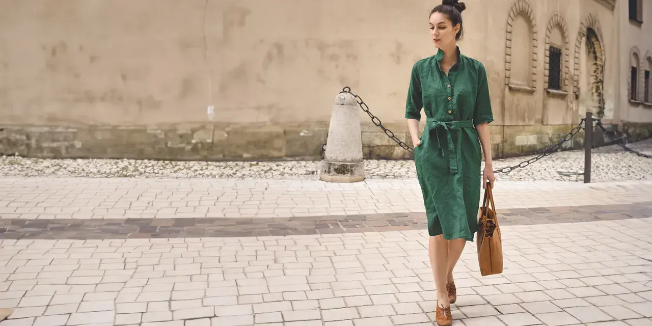 Elegancka zielona sukienka to idealna odpowiedź na pytanie, jak się ubrać na wesele w upał. Wygodna i stylowa.