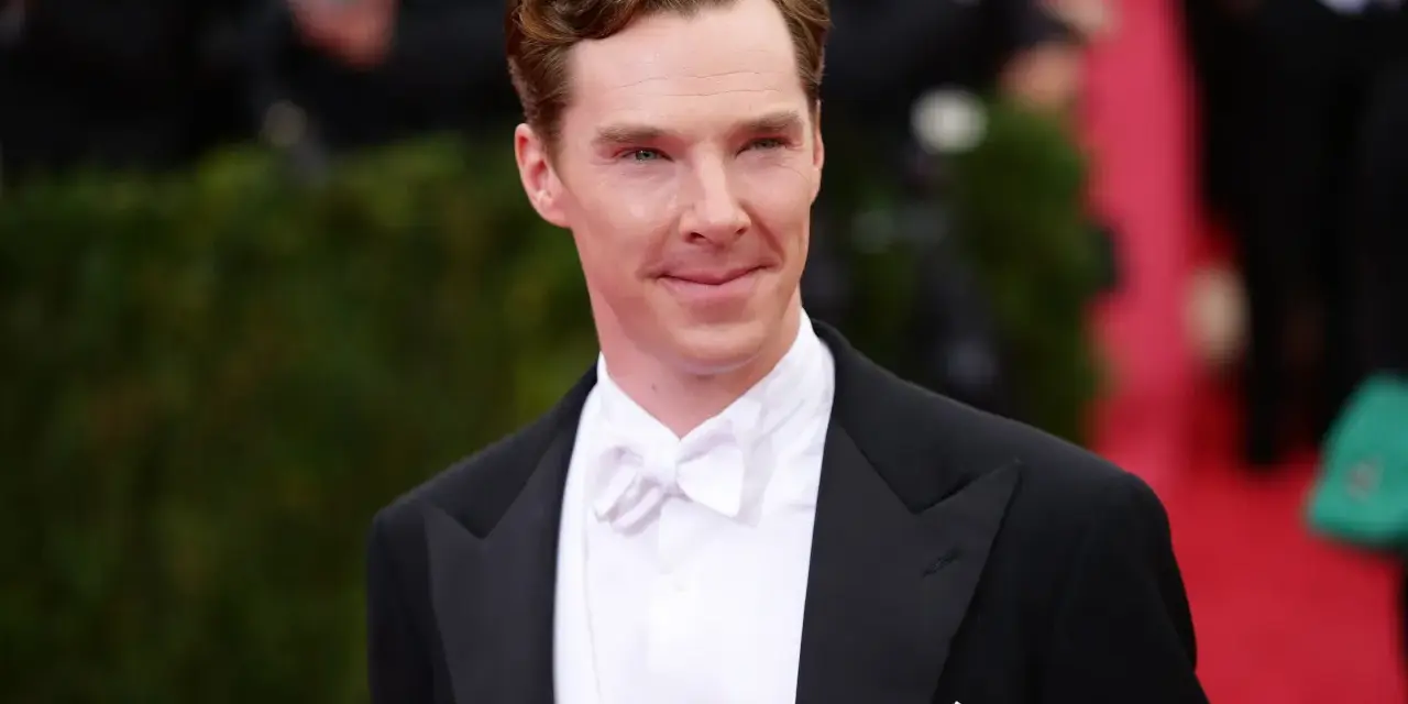 Benedict Cumberbatch w czarnym fraku i białej muszce, idealnie wpisujący się w dress code white tie.