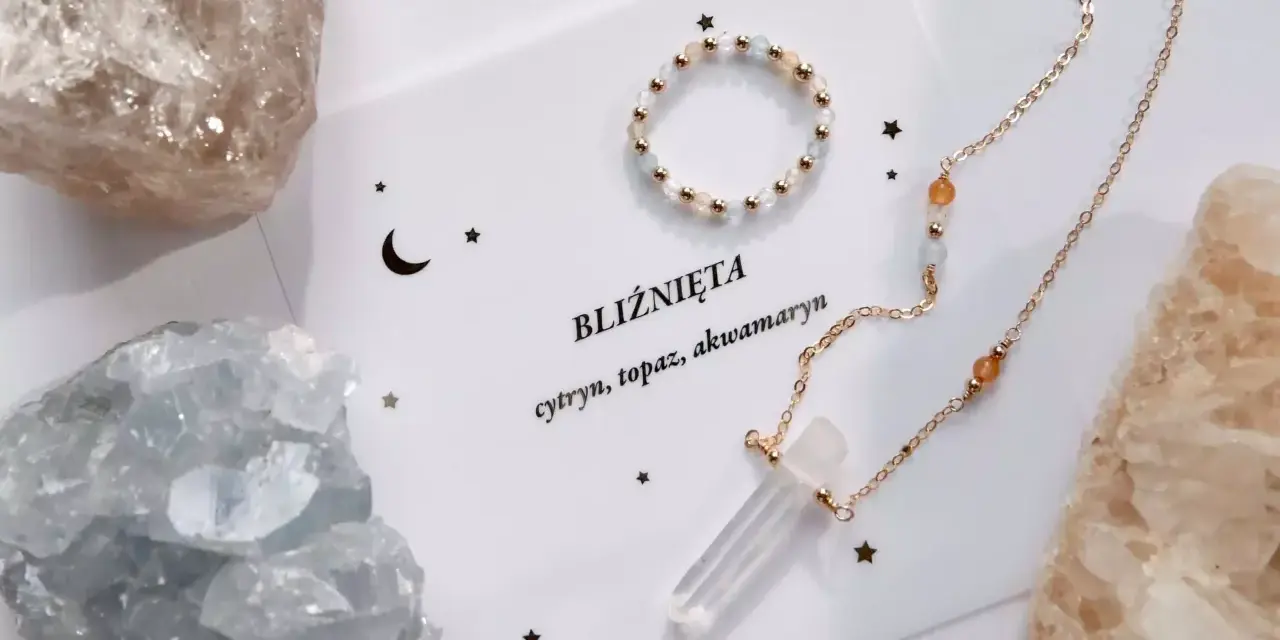 Biżuteria z kamieniami dla Bliźniąt: delikatny pierścionek i naszyjnik z kryształem górskim, cytrynem i akwamarynem.
