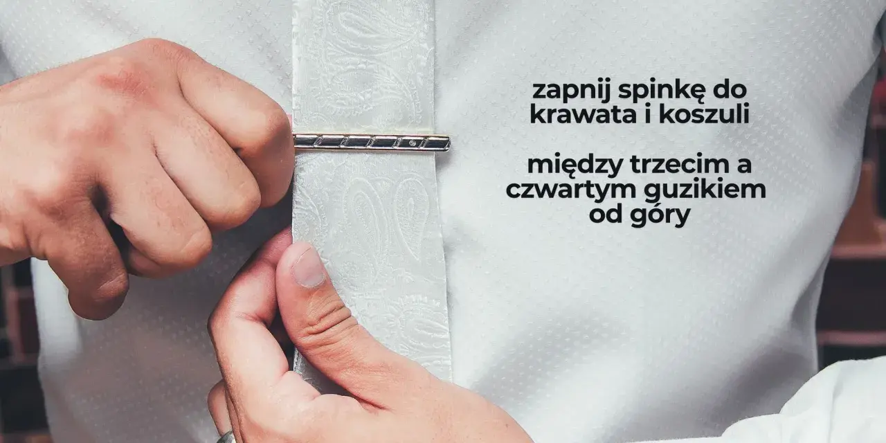 Mężczyzna zapina spinkę do krawata i koszuli między trzecim a czwartym guzikiem od góry. Elegancki sposób na noszenie krawata.