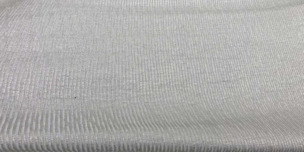 Prążkowana tkanina, 95% bawełna, 5% elastan. Czy to dobry materiał na wygodne ubrania? Tak, połączenie bawełny z elastanem zapewnia komfort i dopasowanie.