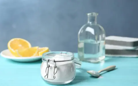 Soda oczyszczona, cytryny i ocet - naturalne sposoby, jak usunąć plamę z oleju spożywczego.