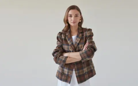 Elegancka marynarka w kratę, idealna do tworzenia stylowych zestawień.