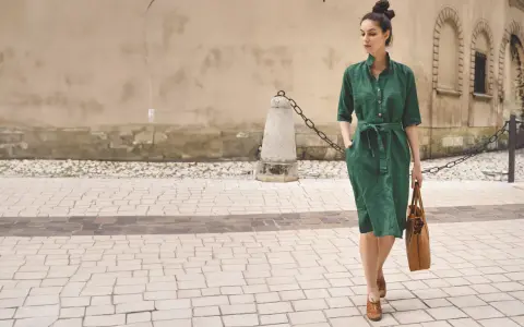 Elegancka zielona sukienka to idealna odpowiedź na pytanie, jak się ubrać na wesele w upał. Wygodna i stylowa.
