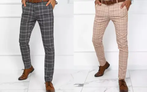 Dwa męskie zestawy: spodnie w kratę szare i beżowe, z brązowymi paskami i butami. Eleganckie spodnie w kratę męskie stylizacje.