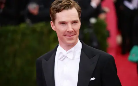 Benedict Cumberbatch w czarnym fraku i białej muszce, idealnie wpisujący się w dress code white tie.