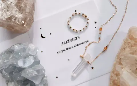 Biżuteria z kamieniami dla Bliźniąt: delikatny pierścionek i naszyjnik z kryształem górskim, cytrynem i akwamarynem.