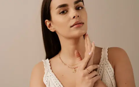 Delikatny naszyjnik z zawieszką w kształcie słońca, który pięknie podkreśla co oznacza choker na szyi.