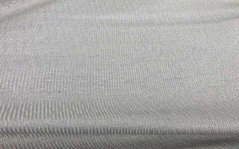 Prążkowana tkanina, 95% bawełna, 5% elastan. Czy to dobry materiał na wygodne ubrania? Tak, połączenie bawełny z elastanem zapewnia komfort i dopasowanie.