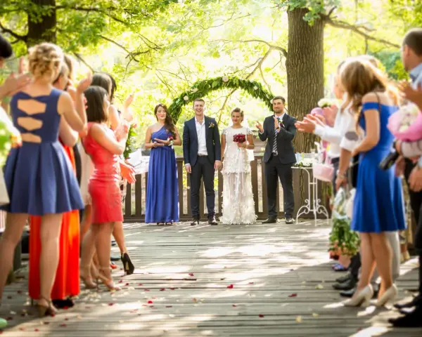 Goście weselni w niebieskich i czerwonych sukienkach, a panowie w garniturach. Pamiętaj, jakich kolorów nie ubierać na wesele, by nie przyćmić pary młodej.