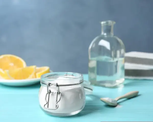 Soda oczyszczona, cytryny i ocet - naturalne sposoby, jak usunąć plamę z oleju spożywczego.