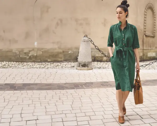 Elegancka zielona sukienka to idealna odpowiedź na pytanie, jak się ubrać na wesele w upał. Wygodna i stylowa.