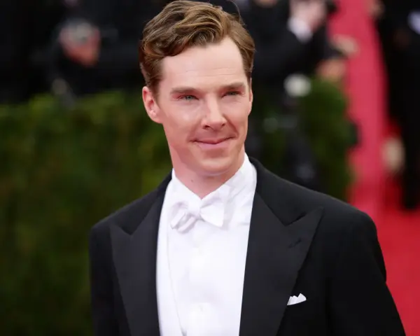 Benedict Cumberbatch w czarnym fraku i białej muszce, idealnie wpisujący się w dress code white tie.
