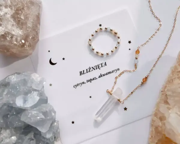 Biżuteria z kamieniami dla Bliźniąt: delikatny pierścionek i naszyjnik z kryształem górskim, cytrynem i akwamarynem.