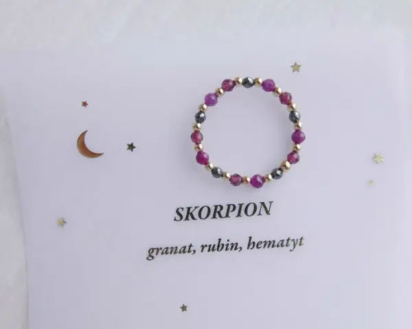 Pierścionek z granatu, rubinu i hematytu – talizman dla Skorpiona. Gwiazdki i księżyc dodają mu magicznego blasku.