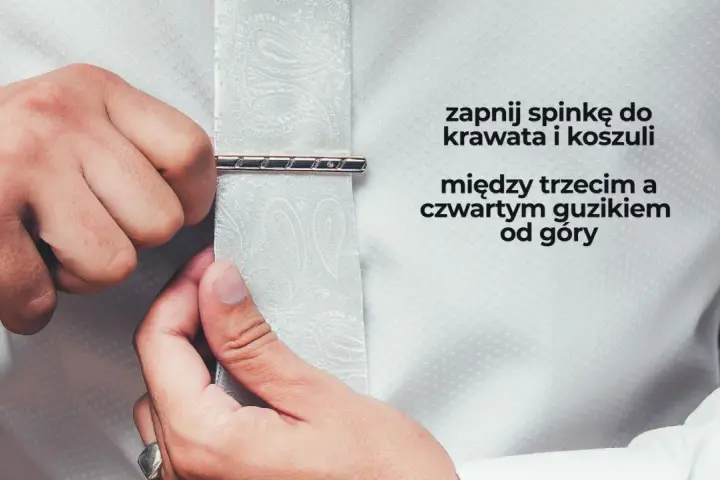 Mężczyzna zapina spinkę do krawata i koszuli między trzecim a czwartym guzikiem od góry. Elegancki sposób na noszenie krawata.