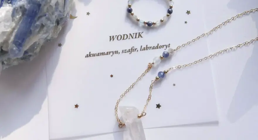 Delikatna biżuteria dla Wodnika: naszyjnik z kryształem górskim i pierścionek z akwamarynem, szafirem, labradorytem.