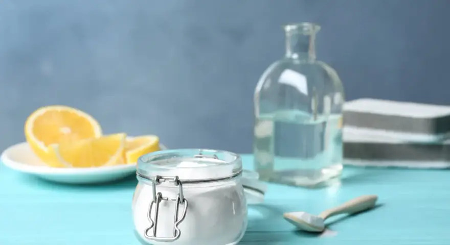 Soda oczyszczona, cytryny i ocet - naturalne sposoby, jak usunąć plamę z oleju spożywczego.