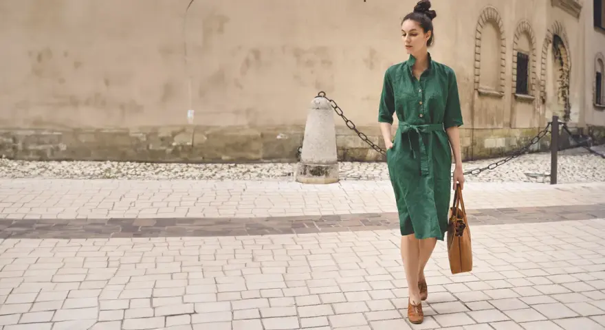 Elegancka zielona sukienka to idealna odpowiedź na pytanie, jak się ubrać na wesele w upał. Wygodna i stylowa.