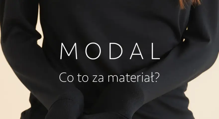 Osoba w czarnej bluzce z napisem "MODAL Co to za materiał?". Poznaj zalety modalu.