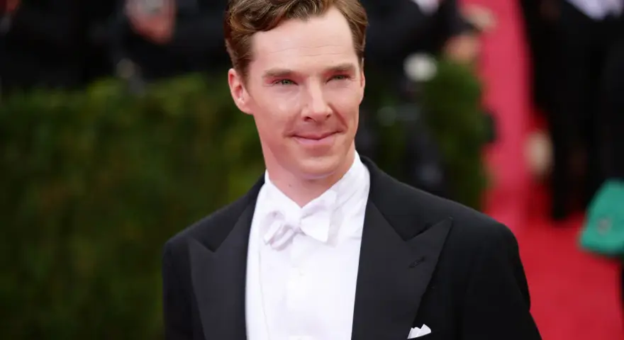 Benedict Cumberbatch w czarnym fraku i białej muszce, idealnie wpisujący się w dress code white tie.