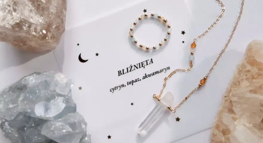 Biżuteria z kamieniami dla Bliźniąt: delikatny pierścionek i naszyjnik z kryształem górskim, cytrynem i akwamarynem.