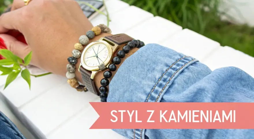 Kilka bransoletek na ręce, w tym te z kamieni, dodaje charakteru codziennemu stylowi.