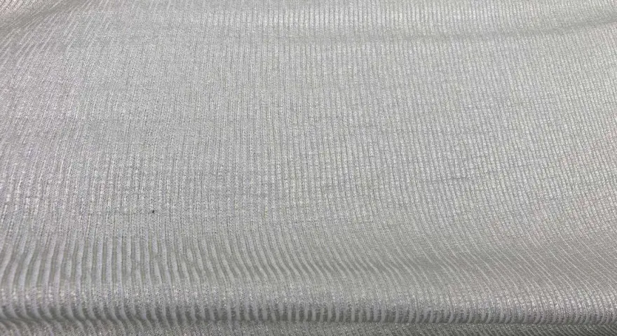 Prążkowana tkanina, 95% bawełna, 5% elastan. Czy to dobry materiał na wygodne ubrania? Tak, połączenie bawełny z elastanem zapewnia komfort i dopasowanie.
