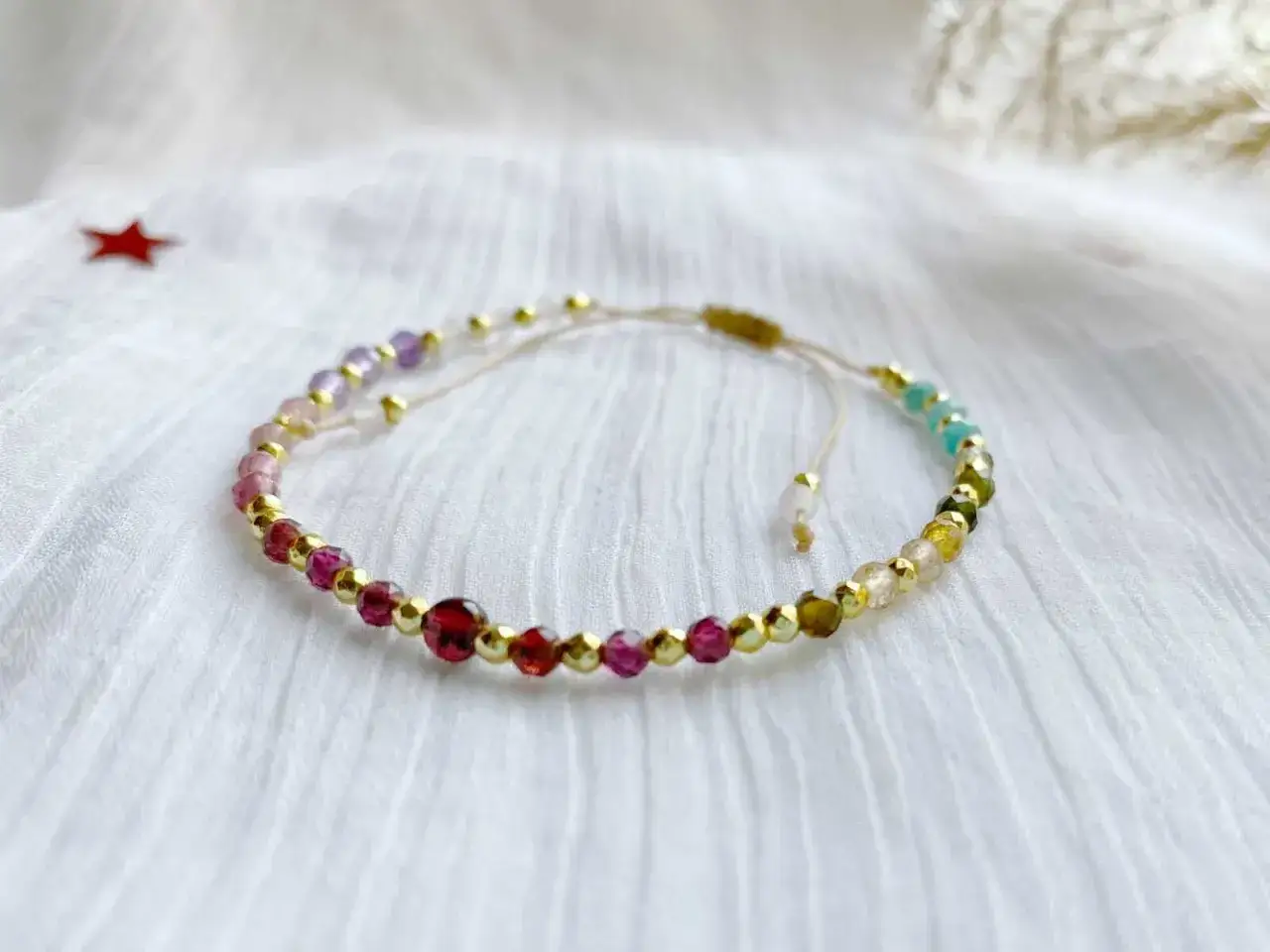 Kolorowa, handmade bransoletka z kamieni naturalnych i złotych kuleczek. Idealna na prezent.