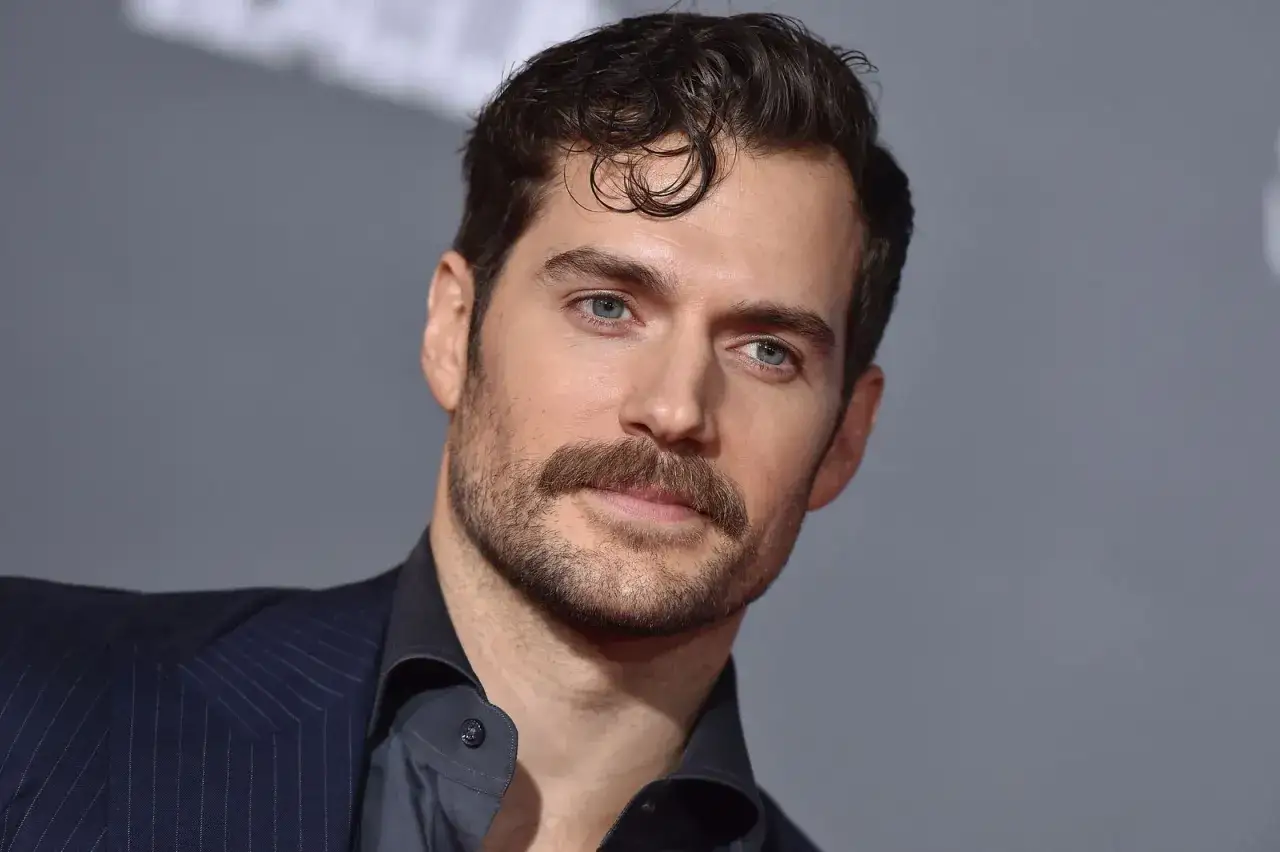 Henry Cavill z bujnymi wąsami i zarostem. Czy wąsy są modne? On udowadnia, że tak!