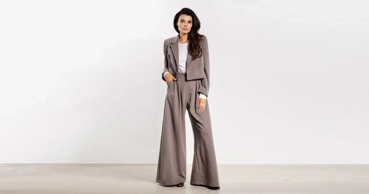 Elegancki garnitur to idealna odpowiedź na pytanie, jak ubrać się do filharmonii. Szerokie spodnie i krótka marynarka tworzą stylowy look.