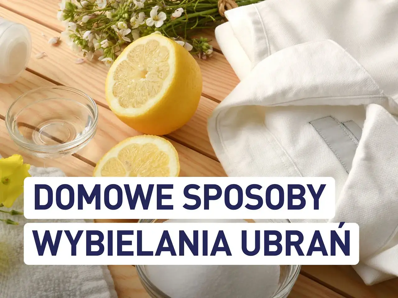Domowe sposoby na wybielanie ubrań, jak prać koszule. Cytryna, soda i zioła na drewnianym tle.